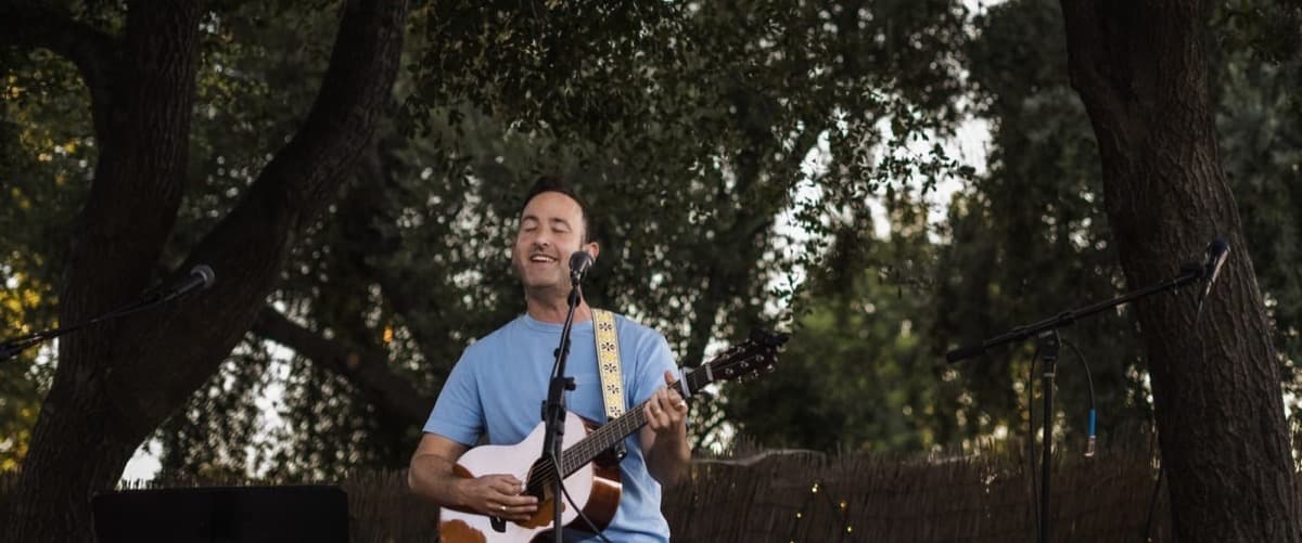 Eric Lumière performing outdoors